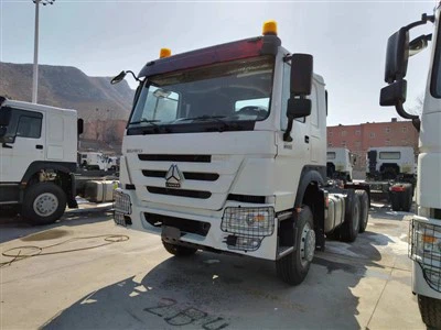 Cum înlocuiesc bateria într-un camion tractor?